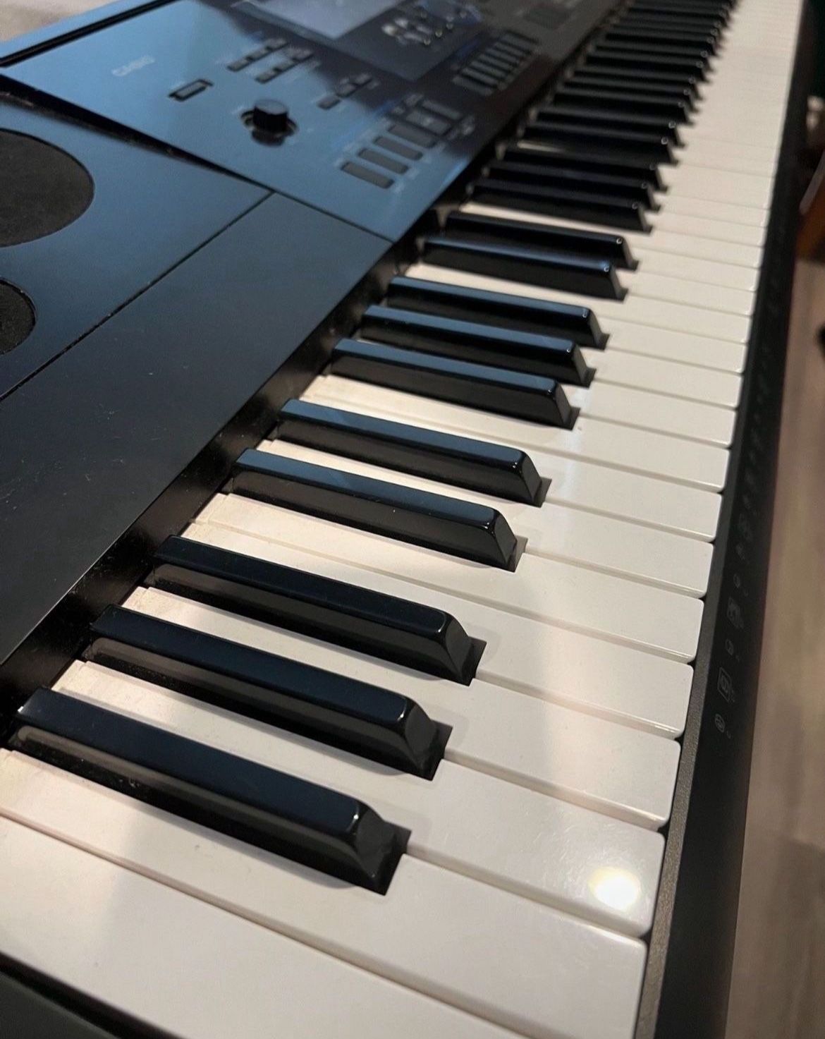 $125! Casio WK-6600 Electronic Keyboard OBO!