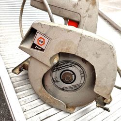 BLACK AND DECKER CIRCULAR SAW 7/14 BLADE INCLUDED
