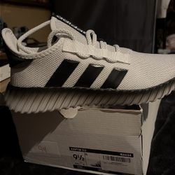Adidas Kaptir 3.0 Size 9.5M: Black & White