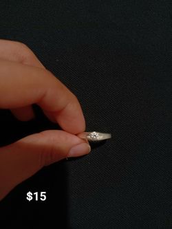 silver ring with white stone/ anillo de plata con piedra blanca