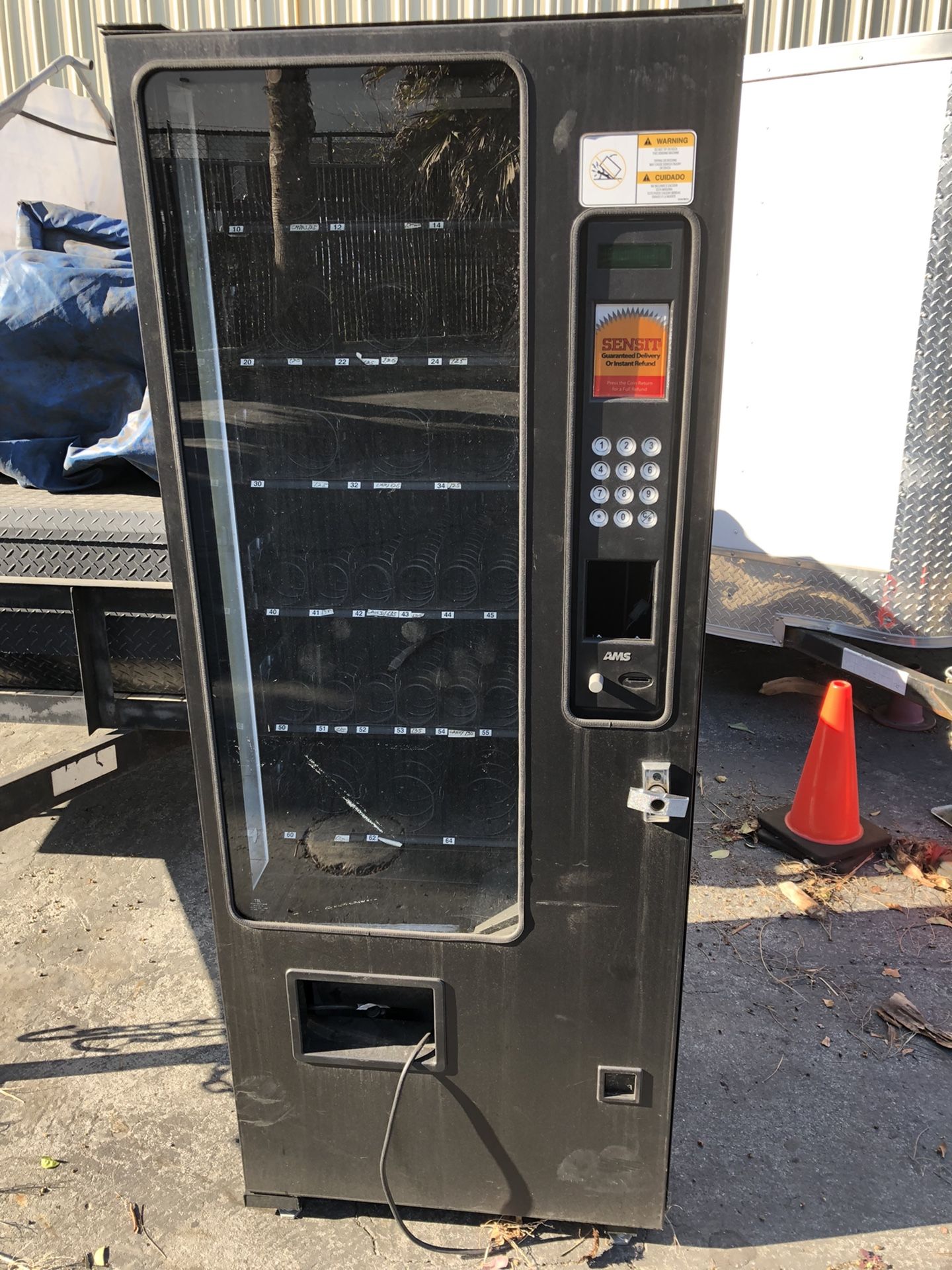 AMS Glassfront Slemgem Snack Vending Machine
