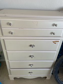 White 5- Drawer Tall Dresser Chest