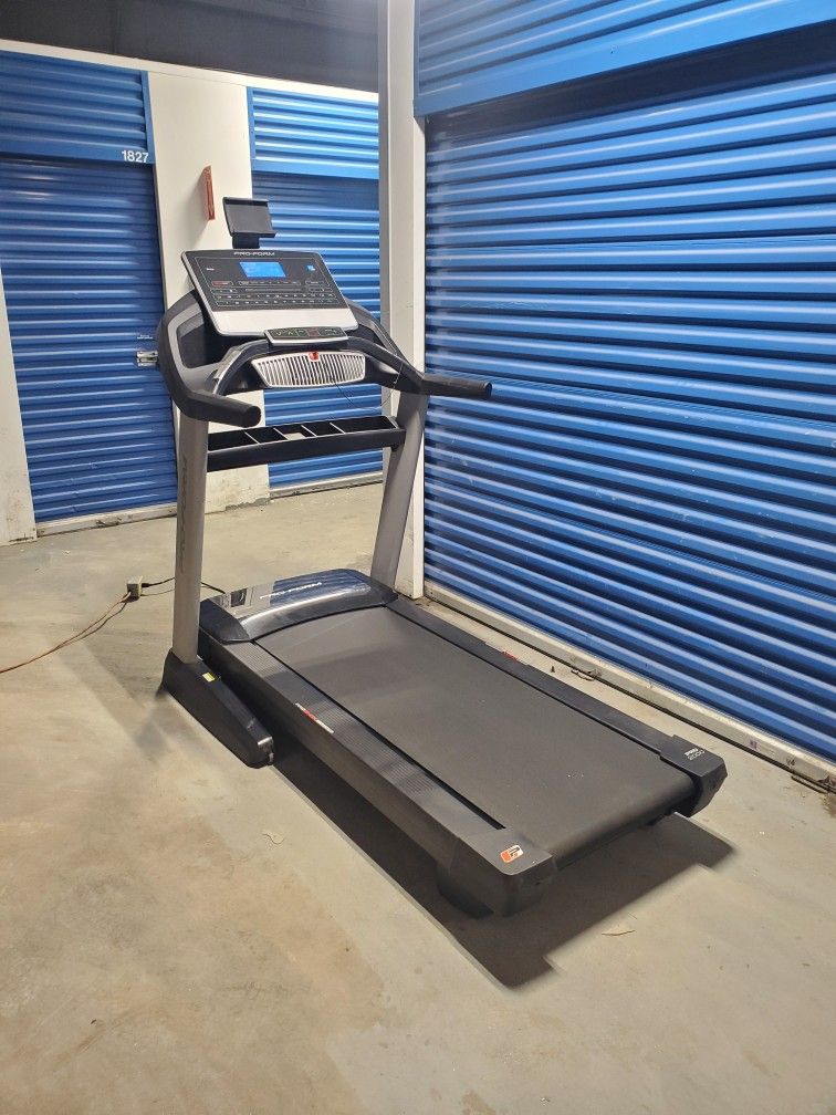 Proform 2000 Pro Treadmill LOCAL DELIVERY AVAILABLE