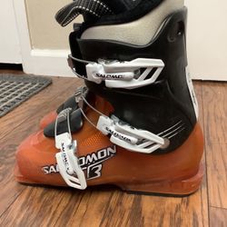 23.5 Salomon T3 ski boots 