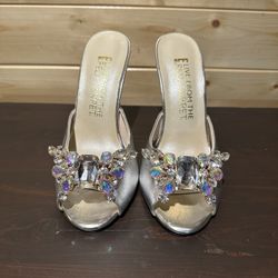 BNWOT E! Live From the Red Carpet silver heels in size 6