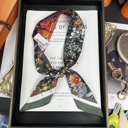 Hermès twilly 100% mulberry silk, 18 micron satin silk 86x5cm Double-sided pattern