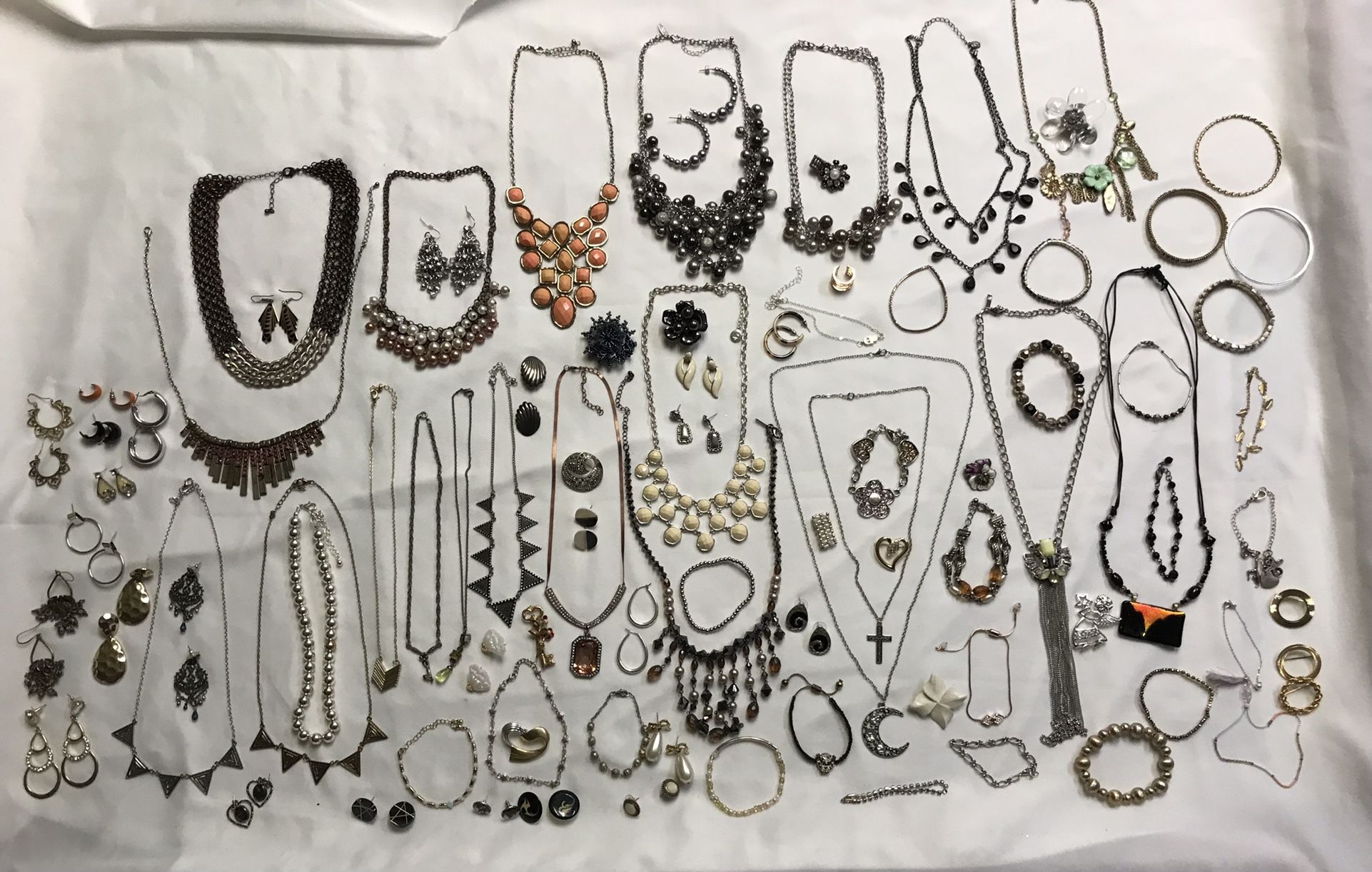 Lot of Costume Jewelry $30 Firm (140 Pieces)