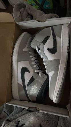 Air Jordan 1 Mid "Light Smoke Grey"
