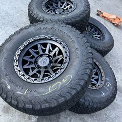 Vendo Rines Nuevos 17x9 De Ancho De 6-139.7 Lugs Con Llantas 315/70/R17 Por $940