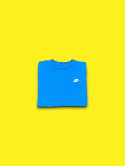 The Nike tee embroidered logo t-shirt blue men’s medium