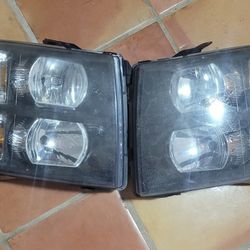 2007 Chevy Silverado Front Headlights Read Description