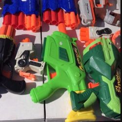 Bonche De Nerf Guns And Assorted 
