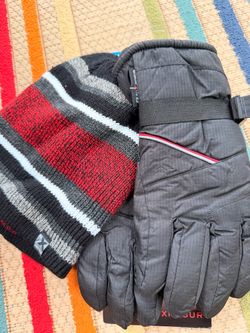 New two piece boys, reversible, beanie, and winter gloves size large extra large