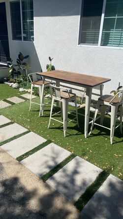 Beautiful  dining set four pieces high style table and three stools good condition gorgeous style bar style nice color space saver size Table L48” W24