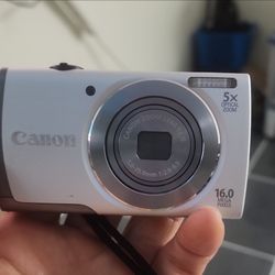 Canon 16MP Compact Digital Camera 5x Zoom w/ battery pack and charger