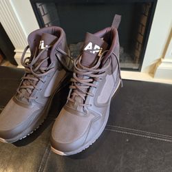 Nearly New APL Techloom Defender Size 12
