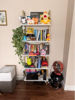 Wall mounted bookshelf