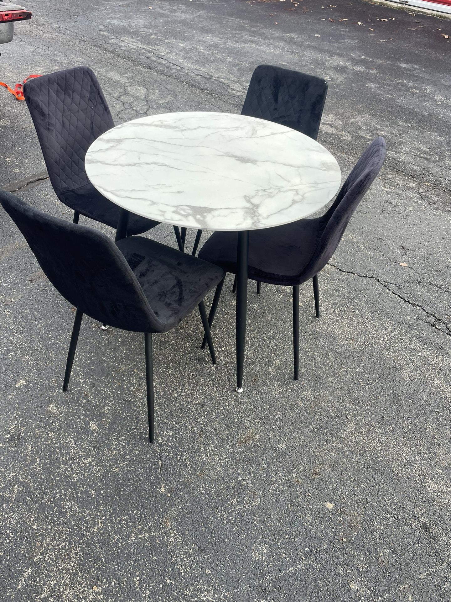 table and chairs For Sale