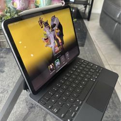 iPad Pro 11” 256GB Bundle – Magic Keyboard + Apple Pencil (Excellent)
