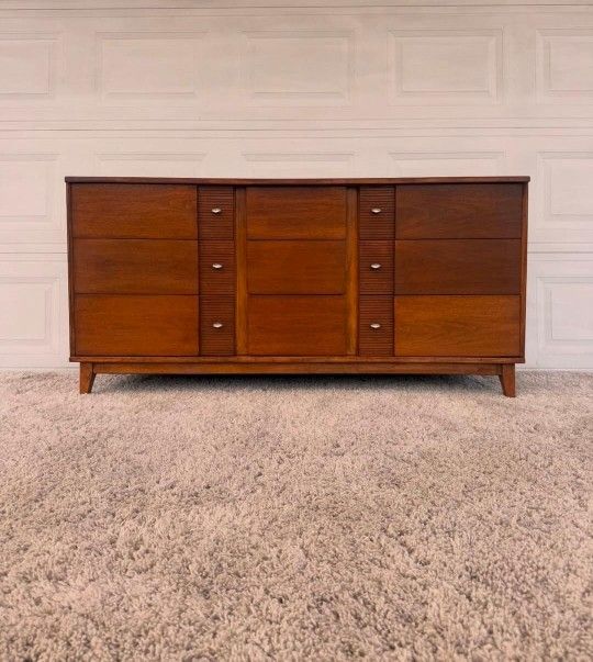Mid-century modern 6-drawer dresser