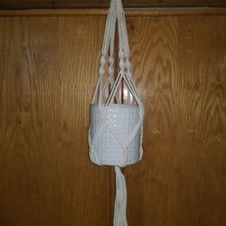 Ashland macrame hanging basket with Ashland vase.$22 value. New.