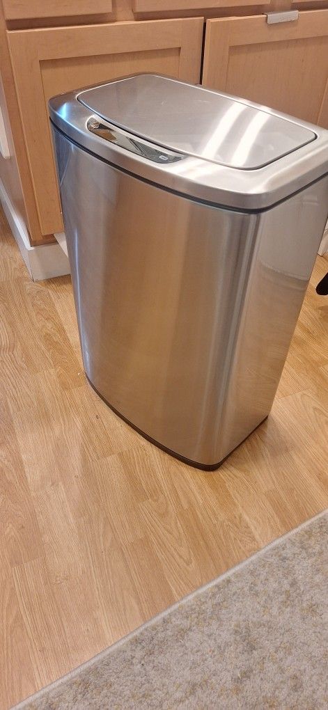 🗑️ Stainless Steel Motion Sensor Trash Can – 
Wave and it opens—like magic!  