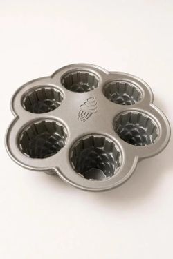 Nordic Ware Ice Cream Cone Cupcake Cake Pan 4.5 cups Cast Aluminum