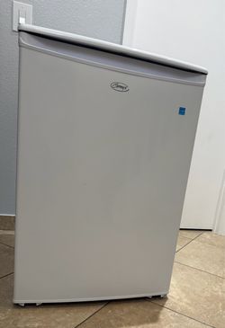 ✳️EXCELLENT CONDITION ✅ 🆒Ginny's 4.3 Cubic Foot Upright Freezer.