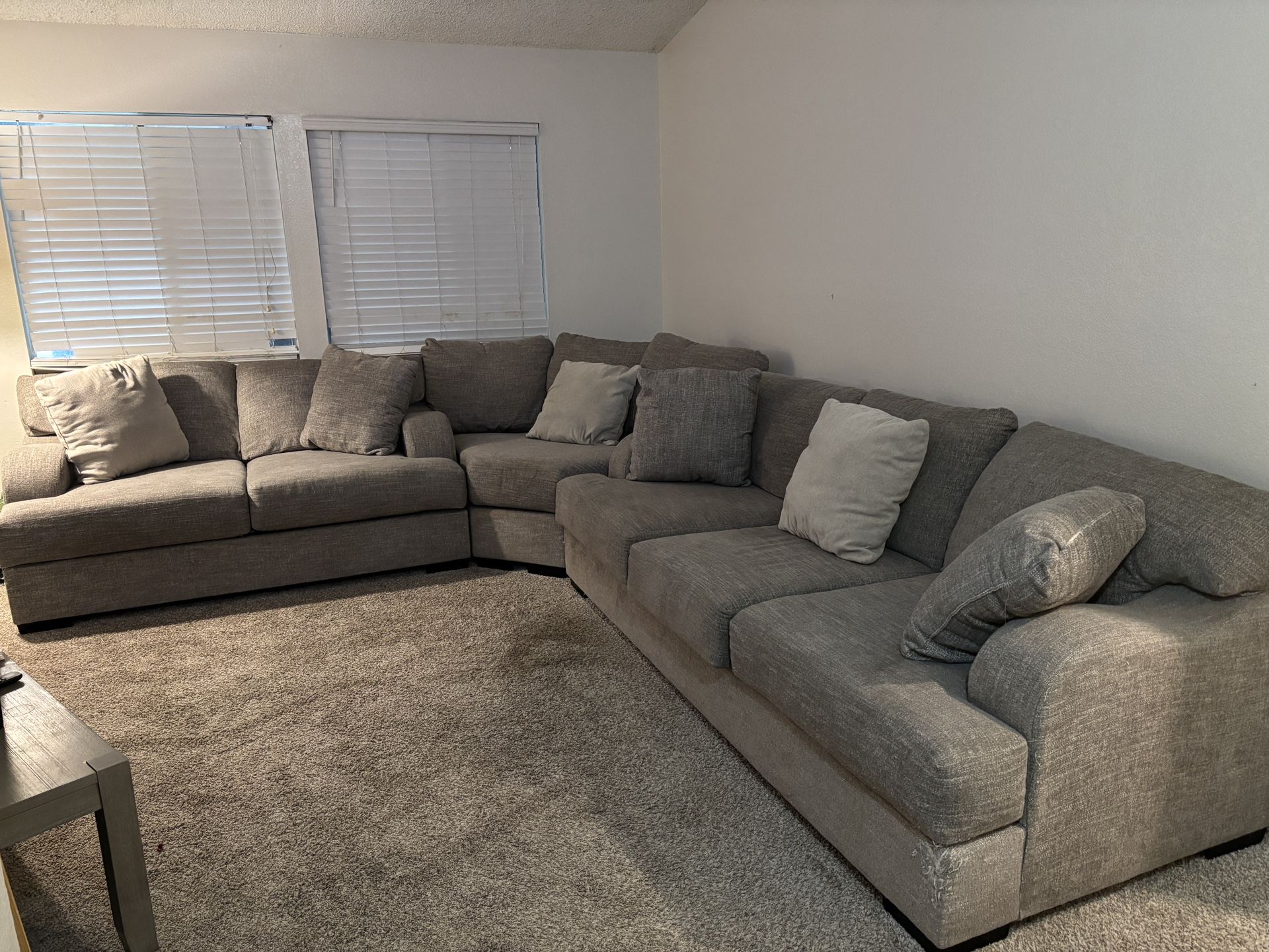 3 Piece Sectional With 6 Pillows