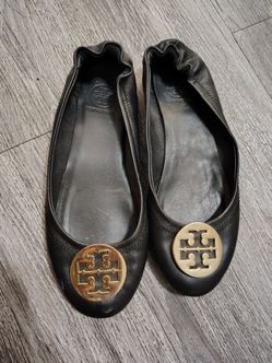 Tory Burch Reva Black Leather Gold Logo Medallion Ballet Flats size 8 EUA 41
