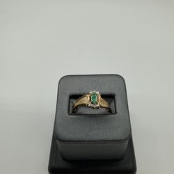 14KT YELLOW GOLD LADIES RING WITH DIAMONDS AND GREEN STONE