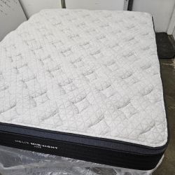 LIKE NEW! Helix Midnight Luxe Queen Mattress - Delivery Available