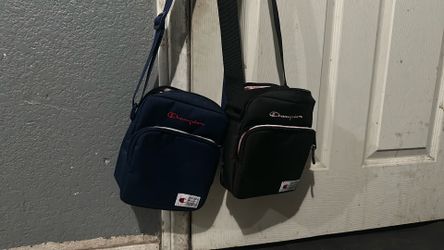 2 bags both have 4 pockets each