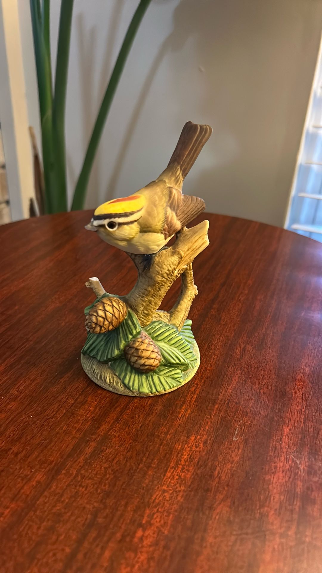 Kinglet Statue