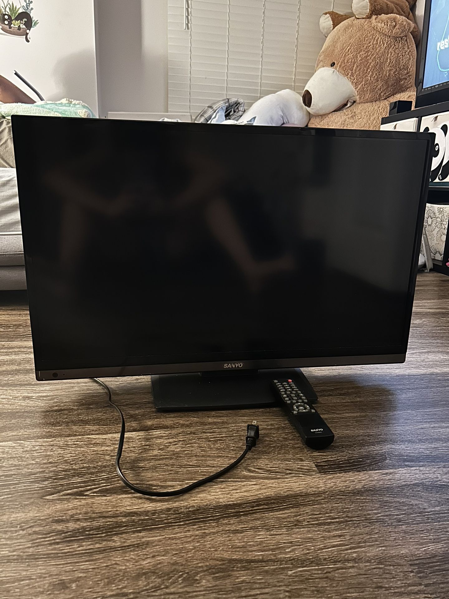 Sanyo 32” TV With Stand for Sale in Boca Raton, FL OfferUp