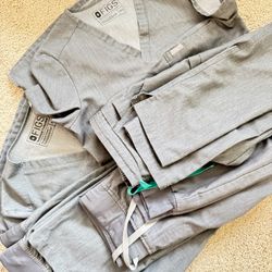 Tops: 2 style— Catrina one pocket and Casma three pocket in XXS  Pants: Livingston, jogger and Yola. All XXS petite (non high waisted)  Color: graphit