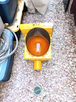 JSF technologies- solar flashing traffic light