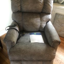 La-Z-Boy Pinnacle Platinum Power Lift Recliner with Headrest and Lumbar Support He