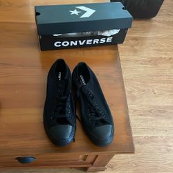 Converse Low Tops Size 9 (unisex)