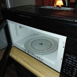 Black Undercounter Microwave 2 Months Old With Ligjt Fan Underneath 