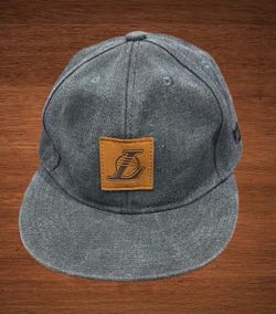 LOS ANGELES LAKERS ULTRA GAME SNAPBACK HAT GRAY CANVAS  BROWN LOGO NBA CAP