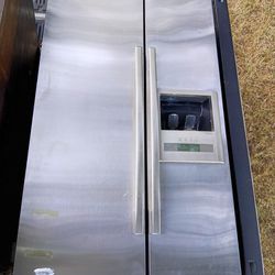 Large Stainless Whirlpool Refrigerator And Freezer With Cold Water And Ice Maker 