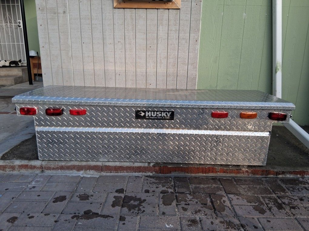 Husky Tool Box Like New With Key For Full Size Truck 