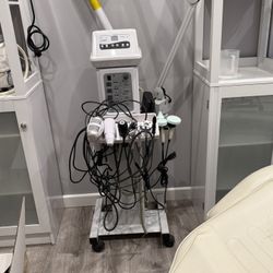 D- 9000A The 13 Function Machine is the perfect all in one facial unit