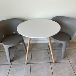 Round Table With 2 Elephant Chairs