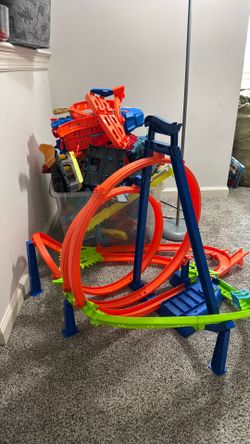 Hot wheels tracks