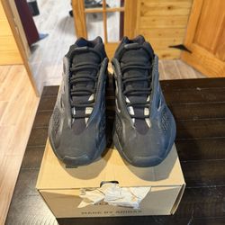 Yeezy 700 V3 Size 9.5 