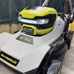 NEW CONDITION SELF-PROPELLED RYOBI 40 V HP BRUSHLESS 21 " INCLUDES(2) 6 AH  BATTERIES UP TO 70 MINUTES OF RUNTIME AND RAPID CHARGER AND GRASS BAG. QUI