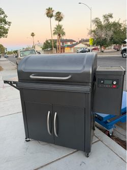 TRAEGER PELLET GRILL SMOKER SILVERTON XL