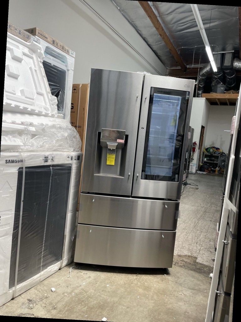 LG STAINLESS STEEL REFRIGERATOR WITH INSTAVIEW for Sale in Ontario, CA